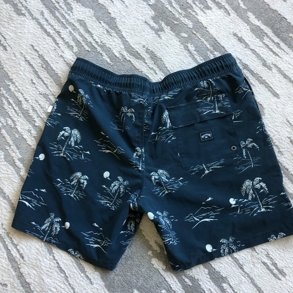 Billabong Blue and White Tropical Print Men’s Bathing Trunks - Picture 3 of 7